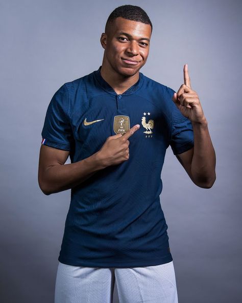 Athlete Poster, France Players, France National Football Team, Soccer Poses, Bmw White, Soccer Aid, World Cup Kits, France National Team, Football Poses