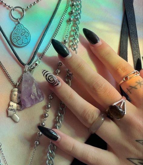 Nail Inspo Fairy Grunge, Fairy Core Nails Aesthetic, Omori Nails Ideas, Fairy Grunge Nails, Fairy Core Nails, Y2k Aesthetic Nails, Emo Fairy, Punk Nails, Graphic Eyeliner