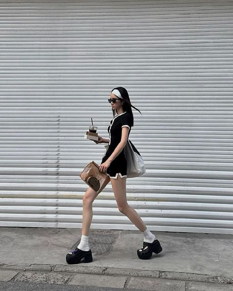 Crocs Fashion Street Styles, Teen Fashion Trends, Clogs Outfit, Women Back, Insta Outfits, Image Swag, Causual Outfits, Ulzzang Fashion, Alternative Outfits