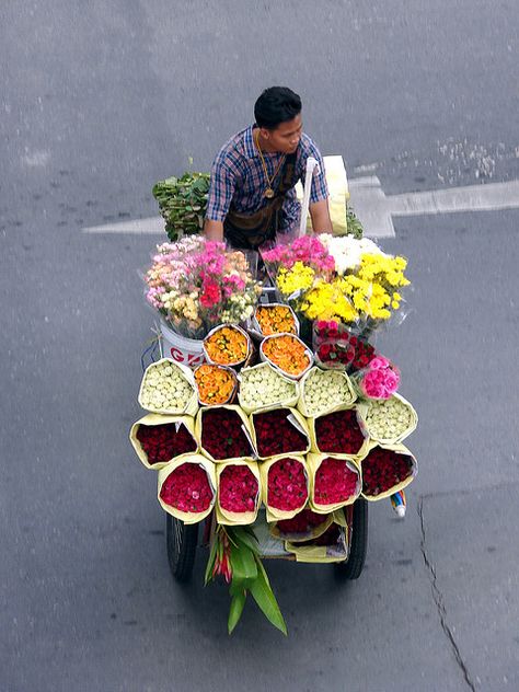 Man Buying Flowers, Flower Bike, Flowers For Sale, Flower Market, Beautiful Blooms, Cut Flowers, Flower Shop, Love Flowers, Fresh Flowers