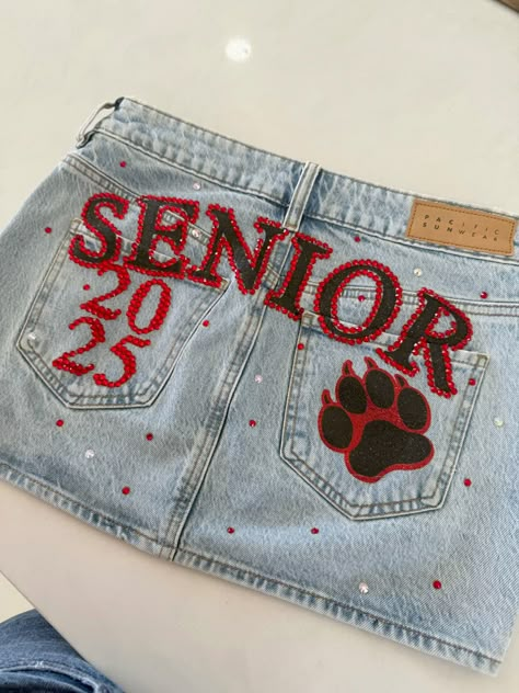 Cute School Spirit Outfits, Senior Clothing Ideas, Senior Skip Day Outfit, Customized Senior Outfits, Senior Night Photos, Senior Bored Ideas, High School Jeans Painted, Senior Shorts Painted, Senior Decision Day Outfit