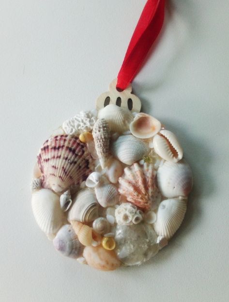 21 Handmade DIY Seashell Ornament Ideas Mosaic Ornaments, Ornaments Diy Kids, Seashell Ornament, Seashell Art Diy, Seashell Christmas Ornaments, Beach Christmas Decorations, Sea Shells Diy, Shell Craft, Seashell Projects