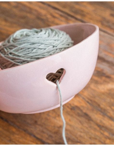 Cute Clay Yarn Bowl, Clay Bowl Ideas Aesthetic, Yarn Holder Clay, Poterry Clay Ideas Cute, Yarn Holder Ceramic, Air Dry Clay Yarn Bowl Diy, Clay Yarn Holder, Clay Phone Holder, Diy Yarn Bowl