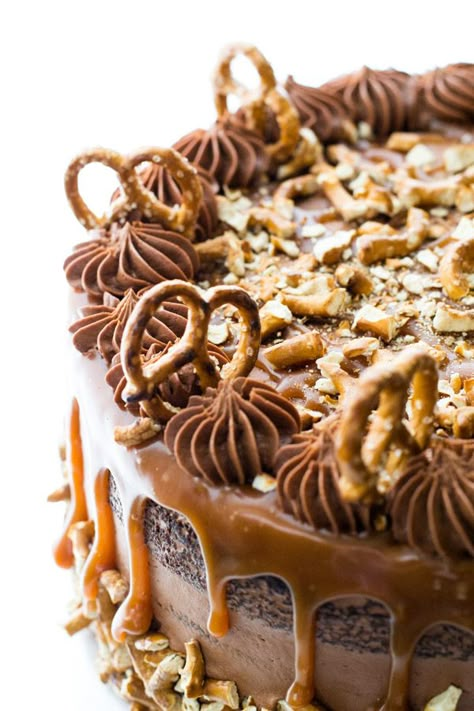 Salted Caramel Pretzel Cake Caramel Cake Decoration, Pretzel Cake, Flavored Cakes, Cake With Layers, Chocolate Buttercream Recipe, Salted Caramel Pretzels, Caramel Cake Recipe, Salted Caramel Cake, Caramel Pretzels