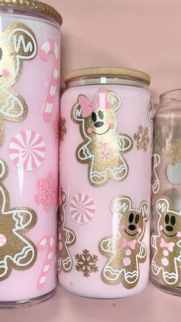 Tumbler Snowglobe Diy, Disney Christmas Tumbler, Christmas Resin Cups, Gingerbread Tumbler Ideas, Christmas Tumbler Glitter, Christmas Must Haves Gift Ideas, Christmas Customized Gifts, Pink Christmas Tumbler, Diy Cups Tumbler