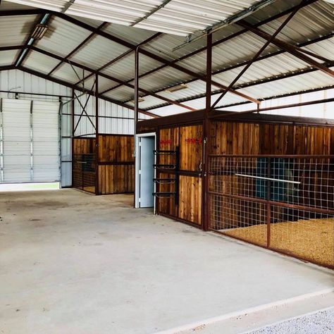 Fancy Stables, Hobbie Farm, Simple Horse Barns, Stable Plans, Equine Stables, Small Horse Barns, Cow Barn, Packable Lunch, Horse Tack Rooms