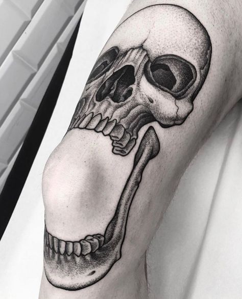 Incredible skull tattoo with the jaw around the knee, done by @fran.ondo | www.otziapp.com Skull Tattoos Knee, Knee Jaw Tattoo, Skull Jaw Tattoo, Skull On Knee Tattoo, Knee Skull Tattoo, Tattoo On The Knee, Skull No Jaw, Jaw Knee Tattoo, Jaw Tattoo Knee