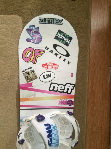 Stickers on point #snowboarding #neff #oakley #roxy #zumiez Snowboard Stickers Design, Shawty Bae, Snowboard Stickers, Snowboard Design, Snowboarding Style, Sporty Spice, Blowing Rock, Snowboarding Accessories, Snow Fun