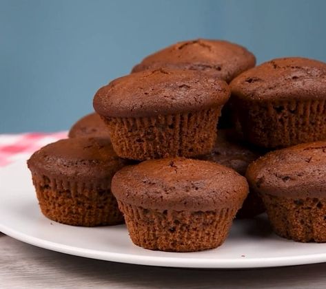 Quick chocolate muffins: simple and delicious to prepare in no time! Choc Muffins, Strawberry Muffin Recipes, Chocolate Cube, Cherry Muffins, Chocolate Muffin Recipe, Moist Muffins, Double Chocolate Muffins, Pumpkin Cream Cheese Muffins, Baking Powder Uses