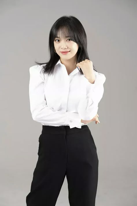 Corporate Headshot Poses, Business Portraits Woman, Professional Profile Pictures, Kim Se Jeong, Korean Photoshoot, Professional Headshots Women, Business Dress Women, Business Portrait Photography, Pose Model