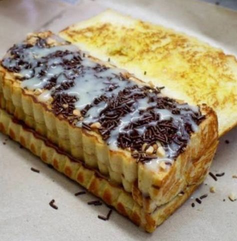 Roti Bakar yaitu sebuah roti lapis khas Indonesia yang dibakar, yang terdiri dari dua potong roti dan isian yg berbeda- beda seperti gula, margarin, mentega, meses, selai coklat, keju, selai kacang, selai stroberi Roti Bakar, Lashes Logo, Bakery Bread, Bubble Tea, Food Lover, Oreo, Side Dishes, Cheesecake, Bali