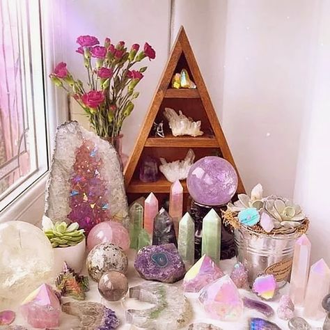 Diferentes maneras de decorar tu casa y espacios con cuarzos Crystal Set Up Bedroom, How To Display Crystals And Stones, Crystal Holder Display, Spiritual Aesthetic Room, Crystal Office, Crystal Display Ideas, Witchcore Bedroom, March Moodboard, Crystal Powers