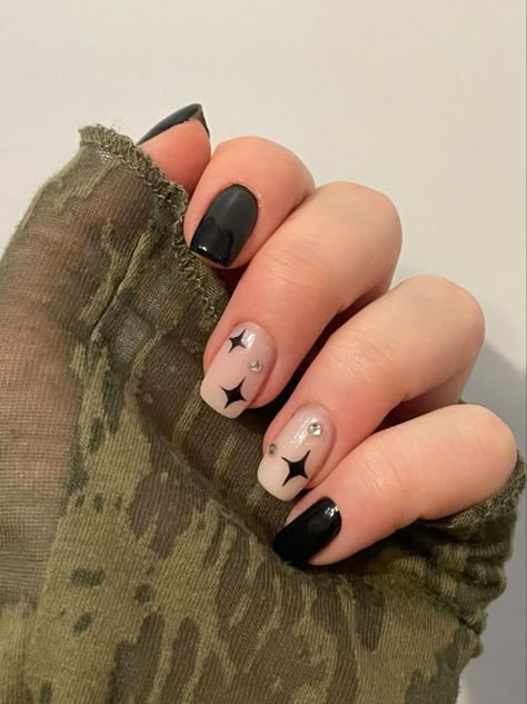 Black Aesthetic Nails Short, Short Black Nails Almond Shape, Punk Acrylic Nails Short, Black Nails Rock Style, Short Square Nails Design Ideas Black, Grunge Nails Short Almond, Grunge Nails Acrylic 90s Short, Short Nails Ideas Grunge, Nail Inspo Y2k Short