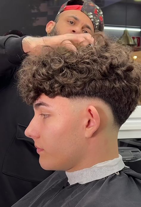 Haïr Cut For Curly Hair Men, Low Burst Fade Curly Hair, Boys Haircuts Curly Hair, Boys Curly Haircuts, Fade Haircut Curly Hair, Men Fade Haircut Short, Drop Fade Haircut, Curly Hair Fade, Men Haircut Curly Hair