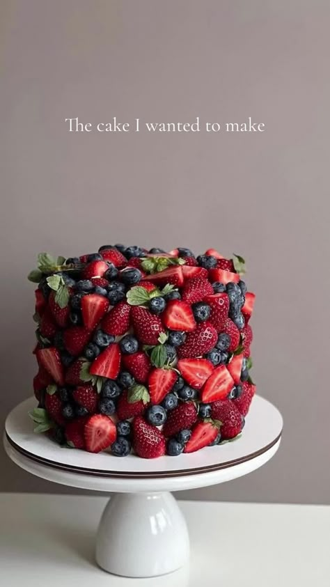 Cakes For People Who Dont Like Sweets, Bare Cake Ideas, Cake Decorating Ideas With Fruit, Birthday Fruit Cake Ideas, Loaded Birthday Cake, Cute Food Photography, Simple Cake Decorating Chocolate, Decorate Strawberry Cake, Fruit Covered Cake