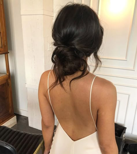 Wedding Hair Styles Brown Hair, Low Messy Bun Wedding Hair Loose Curls, Lose Low Bun Hairstyles, Bridesmaid Hair Low Bun Messy, Effortless Low Bun Wedding, Simple Bridesmaid Bun, Messy Low Bun Bridal Hair, Low Messy Bun For Wedding, Voluminous Low Bun