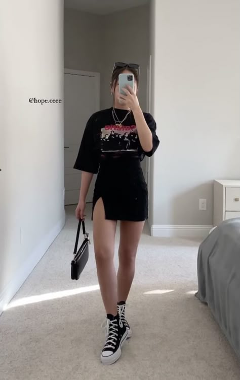 Cozy Office Outfit Summer, Black Halara Skirt Outfit, T Shirt Club Outfit, Trendy Grunge Outfits, Summer Leisure Outfits, Feminine Rocker Style, Spooky Summer Outfits, Short Skirt And Sneakers Outfit, Spinnin Tour Outfit Ideas