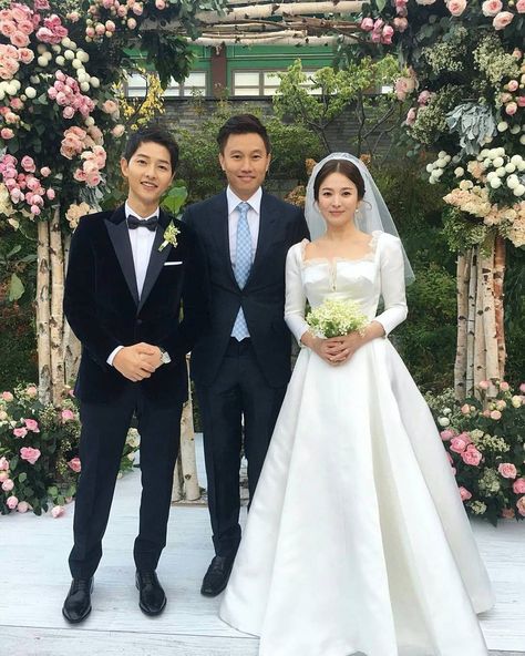 Wedding Dress Korean, Wedding Group Photos, Songsong Couple, Hye Kyo, Korean Wedding, Dress Korean, Song Joong, Song Hye Kyo, Wedding Costumes