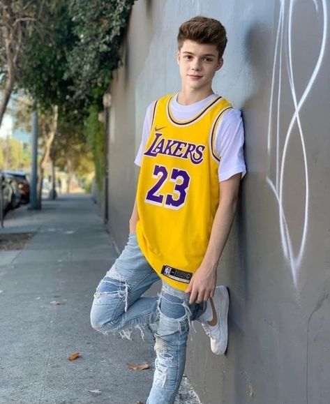 Laker Jersey Outfit Men, Nba Jersey Outfit, Lakers Outfit, Jersey Basket, Basketball Jersey Outfit, Basketball Outfit, Lakers Shirt, Jersey Fashion, Jersey Basketball