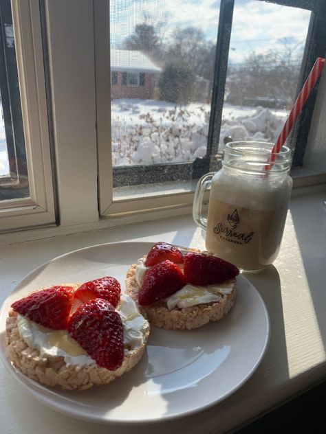 rice cake worh greek yogurt, strawberries, and honey. Iced Latte Rice Cake Breakfast Ideas, Rice Cake Ideas, Strawberry And Yogurt, Rice Aesthetic, Rice Cake Snacks, Girl Breakfast, Recovery Food, Healthy Food Motivation, Healthy Lifestyle Food