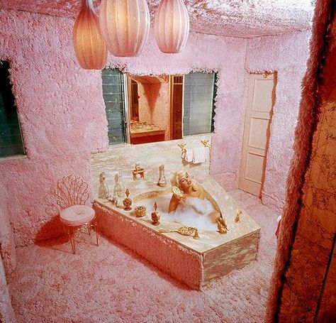 "A woman should be pink and cuddly for her man" - Jayne Mansfield. Here she lies in the pink heart shaped jacuzzi tub of her pink bathroom. In the 1950s, pink was seen as a sign of femininity in regards to both furniture and fashion. Pink Palace, Hollywood Homes, Jayne Mansfield, Shag Carpet, Deco Retro, Old Hollywood Stars, House Inside, Pink Bathroom, Time Life