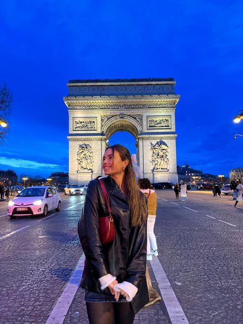 Europe Vibes Aesthetic, Paris Instagram Pictures Fall, Paris Posing Ideas, Paris Cafe Pictures, Europe Travel Pictures, Paris Instagram Pictures Summer, Photo In Paris Ideas, Paris Eiffel Tower Outfit, France In May Outfits