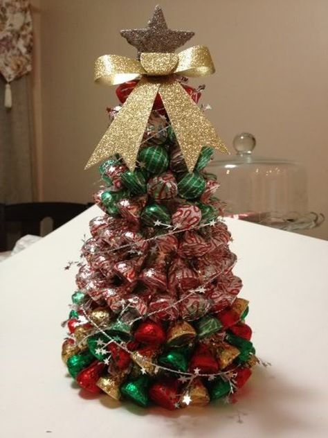 A Christmas tree made of kisses. Christmas Candy Crafts, Edible Christmas Gifts, Christmas Candy Gifts, Candy Christmas Tree, Candy Crafts, Christmas Baskets, Candy Bars, Christmas Gift Baskets, Christmas Goodies