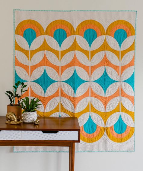 Retro Quilt Patterns, Curved Seams Quilt, Quilt Patterns Modern, Quilting Curved Piecing, Retro Quilt Mid Century, Groovy Quilt Pattern, Modern Baby Quilt Patterns, Astrodelic Quilt Pattern, Retro Quilt