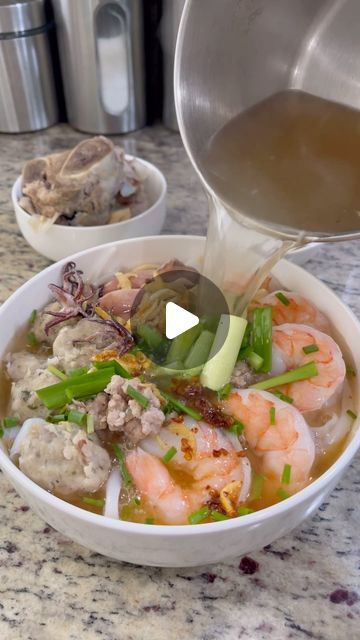 Seafood Noodle Soup, Hu Tieu Recipe, Shabu Shabu Recipe, Hu Tieu, Pork Noodle Soup, Shrimp Soup Recipes, Dried Squid, Pork Bone Soup, Watercress Soup