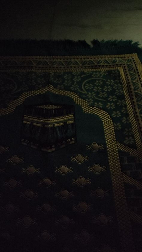 Prayer Mat Snap, Night Aesthetic Dark, Snap Night, Journey 2, Prayer Mat, Brendon Urie, Aesthetic Dark, Night Aesthetic, Baby Cats