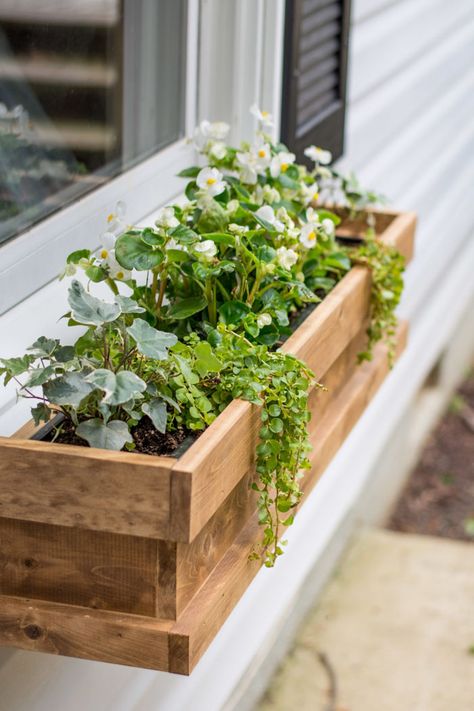 Diy Wood Planter Box, Diy Wood Planters, Spring Diy Projects, Window Planter, Spring Porch Decor, Window Planters, Diy Planter Box, Outdoor Remodel, Wood Planter Box