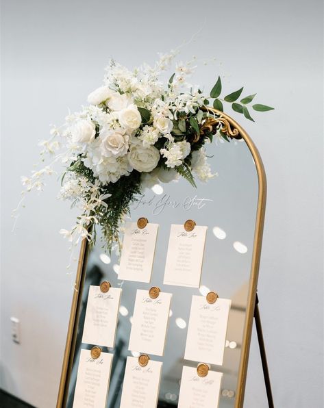 Mirror Seating Chart With Flowers, Find Your Seat Mirror Wedding, Seating Plan Mirror, Seating Chart Mirror, Signage Flowers, Mirror Wedding Signs, Mirror Centerpiece, Mirror With Flowers, Mirror Seating Chart