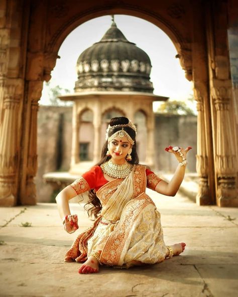 Devi Poses Bharatnatyam, Baratham Poses, Bharatnatyam Aesthetic Poses, Bharatanatyam Poses Photography, India Culture Photography, Bharatnatyam Photoshoot, Bharatanatyam Poses For Photoshoot, Arangetram Photoshoot, Bharatanatyam Aesthetic