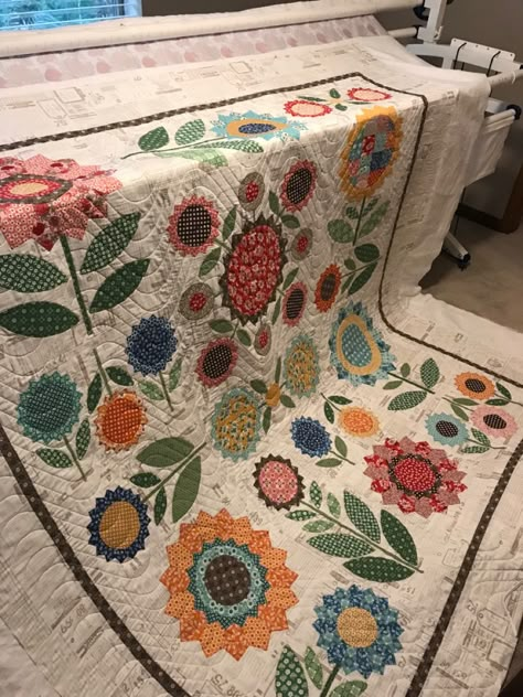 Lori Holt Quilts Patterns, Prairie Flower Quilt Pattern, Quilts Using Kaffe Fassett Fabric, Lori Holt Patterns, Floral Applique Quilts, Lori Holt Free Patterns, Lori Holt Quilts, Flower Quilt Pattern, Flower Quilt Patterns