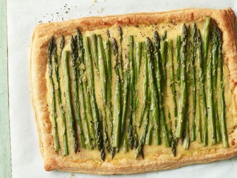 KO_FN_05AsparagusTart1_015.tif Asparagus And Cheese, Asparagus Tart, Easter Food Appetizers, Easter Appetizers, Cheese Tart, Easter Dinner Recipes, Cheese Tarts, Phyllo Dough, Food Network Magazine