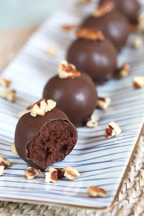 Super easy to make Bourbon Dark Chocolate Truffles are made with just THREE ingredients...and one of them is bourbon. The ultimate SWEET TREAT! Mini Patisserie, Entertaining Desserts, Homemade Chocolate Truffles, Dessert Truffles, Dark Chocolate Truffles, Chocolate Truffles Recipe Easy, Candy Truffles, Truffle Recipe Chocolate, Truffle Recipe