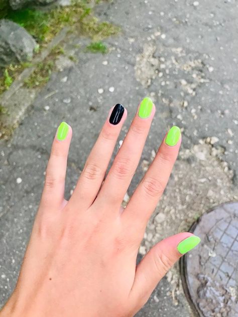 Neon With Black Nails, Black And Neon Nail Art, Bright Green And Black Nails, Short Nail Designs Neon, Neon Black Nails, Neon And Black Nails, Black Neon Nails, Neon Green Nail Ideas, Black And Neon Nails