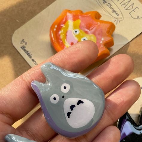 Art + Jewel Station || Bubble & Pearl on Instagram: "These Studio Ghibli Magnets are absolute fav creation of ours 🤍  Link in the bio to shop many such goodies ***  . . #ghibli #ghiblistudio #handmade #necklace #clayart #clayartist #clayjewelry #jewelry #indian #totoro #ghibliaesthetic #shopupdate #magnet #badges #fyp #explorepage #howlsmovingcastle #vangogh #artist #indianshop #stationery #cozy #aesthetic   ( tags • studio ghibli lover , handmade clay charms , diy necklace , fyp , explore page , cozy , aesthetics , cute stationery , kawai)" Magnets Aesthetic, Clay Charms Diy, Studio Ghibli Clay, Studio Ghibli Diy, Ghibli Merch, Cozy Aesthetics, Ceramic Things, Clay Idea, Clay Modelling