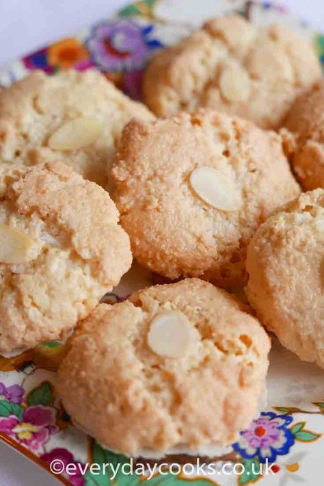 Almond Macaroons. Traditional English macaroons. Quick and easy to make. #macaroon #englishmacaroon Macaroon Cookies Recipe, Macaroon Recipe, French Almond, Almond Macaroons, White Chocolate Recipes, Macaroon Cookies, Macaroon Recipes, Almond Paste, Almond Cream