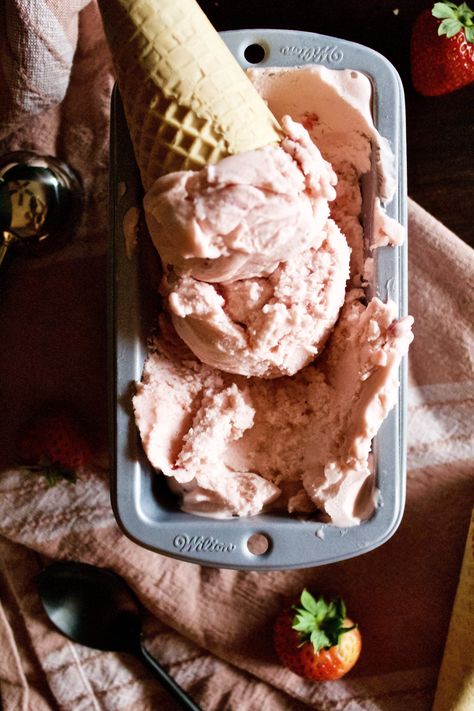 Fresh Strawberry Ice Cream (with no-churn option!) Fresh Strawberry Ice Cream, Creamy Ice Cream, Snow Ice Cream, Lemonade Cupcakes, Strawberry Farm, Sugar Alternatives, Ice Cream Makers, Strawberry Flavor, No Churn Ice Cream