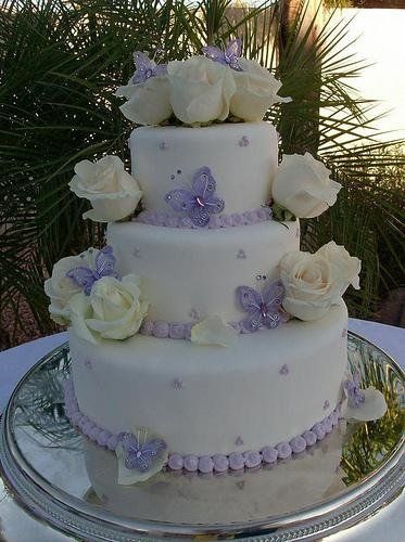 Purple And Gold Quince Cake, Lilac Chambelanes Outfits, Butterfly Birthday Party Cake, Quince Lilac, Purple Quinceanera Theme, Butterfly Quince, Lilac Theme, Purple Butterfly Cake, Purple Sweet 16