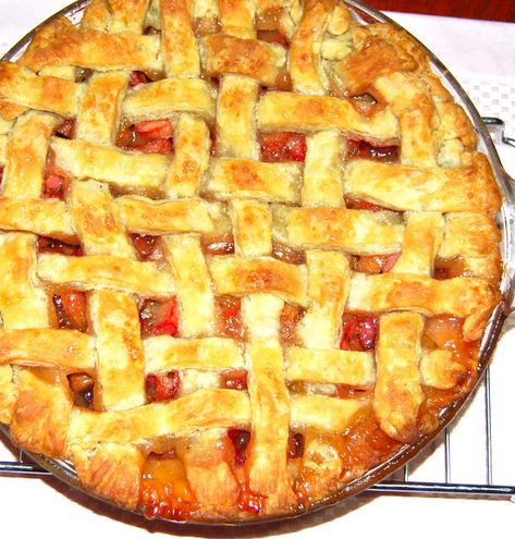 A delicious recipe for a Rhubarb Pie-- a dessert you absolutely must bake at least once every Spring. Indian Vegan Recipes, Vegan Rhubarb, Rhubarb Pie Recipe, Tasty Vegan Recipes, Sheep Cupcakes, Pastry Pie Crust, Rhubarb Recipes Pie, Delicious Healthy Meals, Indian Vegan