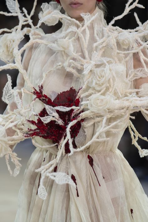 Guo Pei Runway, Fashion Inspired By Flowers, Decaying Fashion, Grotesque Fashion, Ghostly Fashion, Fungi Fashion, Avant Garde Fashion Couture, Emotional Fashion, Gore Fashion