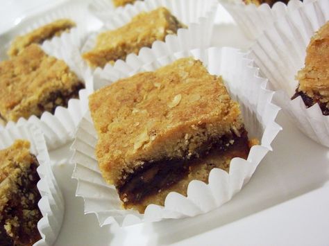 I used to scout out date squares at bake sales when I was a kid. Definitely my favourite bar. I love the textures and flavours; buttery, crumbly crust; sweet, sticky date filling. A treat all the time! Date Squares Recipe, Postpartum Snacks, Vegan Pudding, Sweets Bar, Date Squares, Square Recipes, Healthy Substitutions, No Bake Bars, Ramadan Recipes