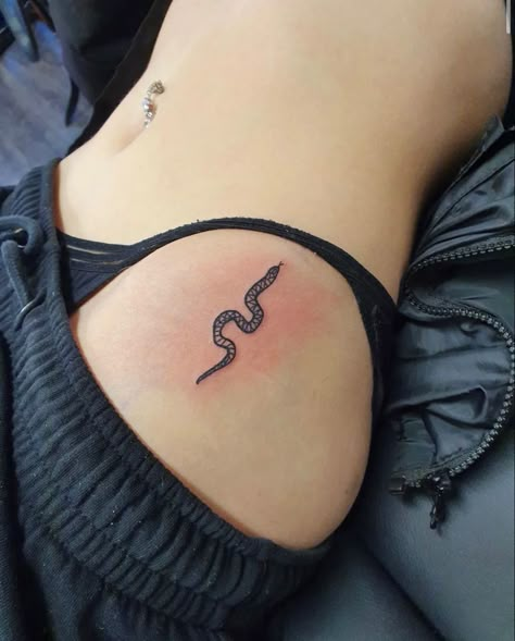 Small Side Stomach Tattoos Women, Snake Tattoos Hip, Snake Tattoo On Hip, Snake Tattoo Waist, Small Snake Hip Tattoo, Snake Tattoo Ribs Woman, Tiny Snake Tattoo Hip, Little Snake Tattoo, Spicy Tattoo Ideas