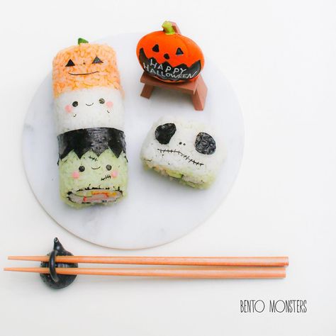 Halloween sushi roll. by Ming #bentomonsters (@bentomonsters) Halloween Sushi, Creepy Halloween Desserts, Sushi Halloween, Cartoon Sushi, Halloween Bento, Fictional Food, Kotak Bento, Creepy Food, Dessert Halloween