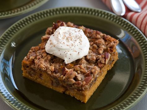 Pecan Pumpkin Crunch Bars - #Thanksgiving #ThanksgivingFeast #Dessert Pumpkin Crunch Recipe, Pecan Pumpkin, Pumpkin Crunch Cake, Fun Thanksgiving Desserts, Pumpkin Crunch, Crunch Recipe, Dump Cake Pumpkin, Crunch Cake, Thanksgiving Food Desserts