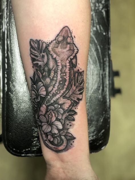 Gargoyle Gecko Tattoo, Crested Gecko Tattoo Ideas, Crested Gecko Tattoo, Reptile Tattoo, Bearded Dragon Tattoo, Gecko Tattoo, Lizard Tattoo, Crested Geckos, Cute Couple Tattoos