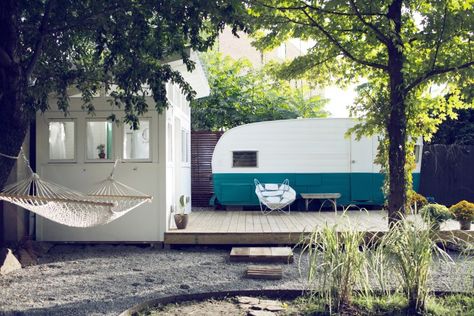 backyard camper Caravan Living, Shasta Trailer, Shasta Camper, Tiny House Swoon, Vintage Camper Remodel, Camper Makeover, Vintage Campers, Vintage Travel Trailers, Vintage Trailer