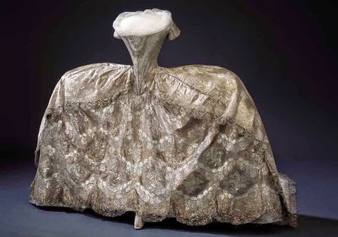 Tea at Trianon: Marie-Antoinette's Wedding Gown Rose Bertin, Marie Antoinette Dresses, 1700 Fashion, Royal Wedding Gowns, Antoinette Dress, Queen Of France, Iconic Weddings, Court Dresses, 18th Century Fashion